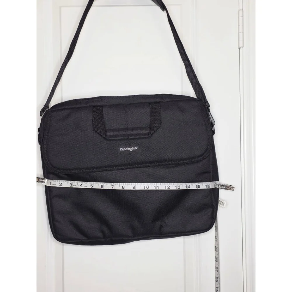 Kensington Simply Portable SP17 Classic Laptop Sleeve – 17” / 43.3cm – Black